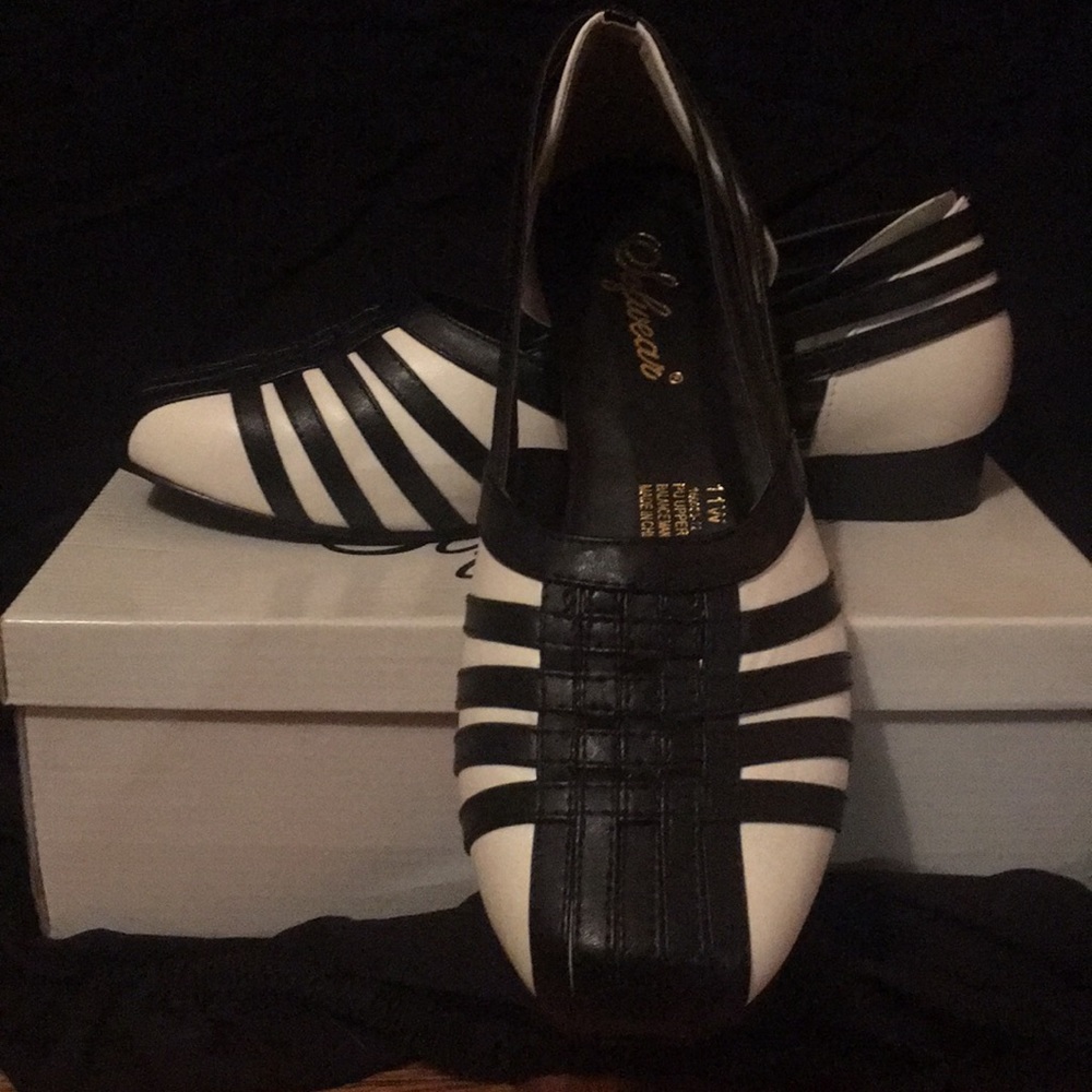 Black & White flats. Size 11 w